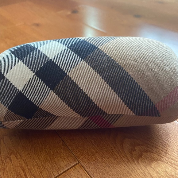 Burberry sunglasses with sunglasses case main image 5